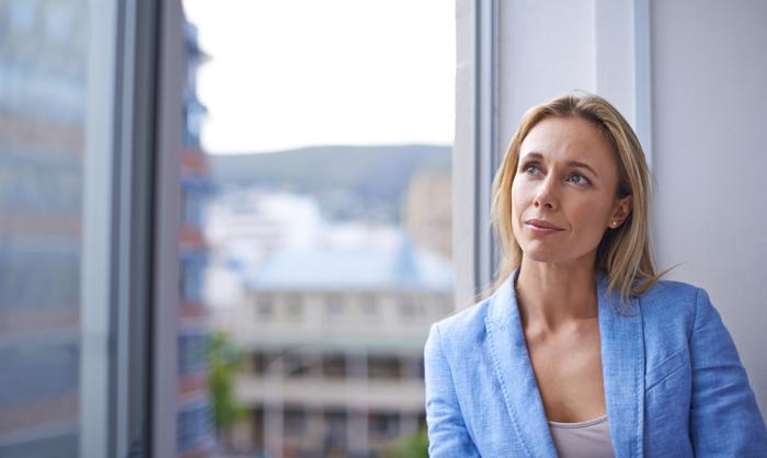 Unternehmer die darüber nachdenkt, welches Stelleninserat sie auf der Jobbörse Salzburg schalten will